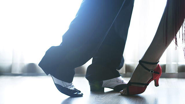 Foto: Nahaufnahme tanzender Füße